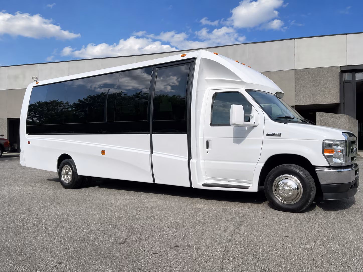 corporate airport transfer buses to bradley international and tweed new haven