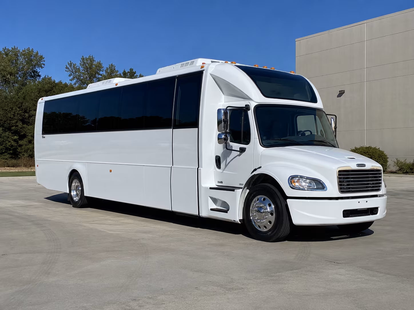 meriden 28 passenger party bus